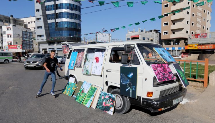 صورة وتذكار معرض فني م تنقل في شوارع غزة