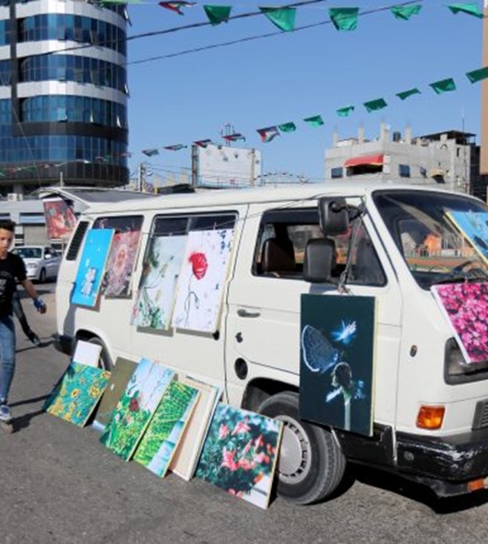 صورة وتذكار معرض فني م تنقل في شوارع غزة